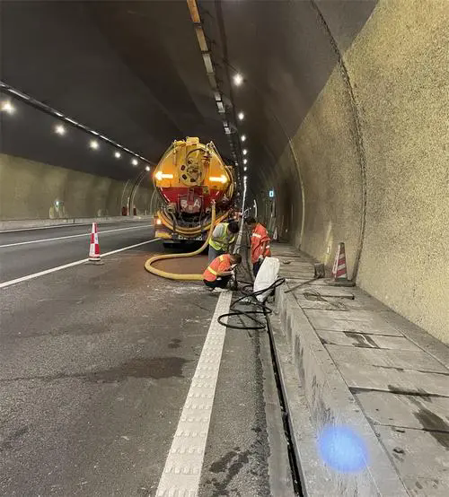 屯留隧道排水渠清淤